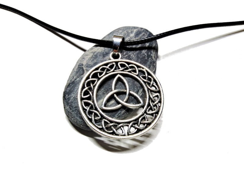 Collier cordon noir, pendentif Triquètre en cercle avec entrelacs, métal argenté, bijou celtique par La Blanche Hermine