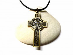 Croix celtique ornementée, bijou croix celte, idée cadeau pour homme à Quimperlé, Finistère, Bretagne, cordon noir collier & pendentif 
