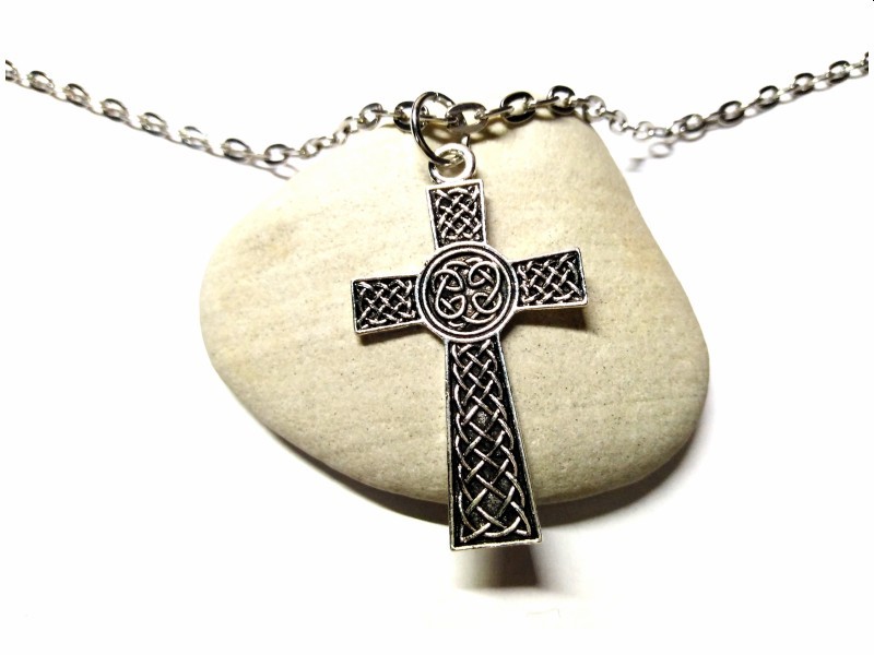 Collier et pendentif argenté Croix celtique aux entrelacs denses, bijou celte irlandais pour homme par la Blanche Hermine