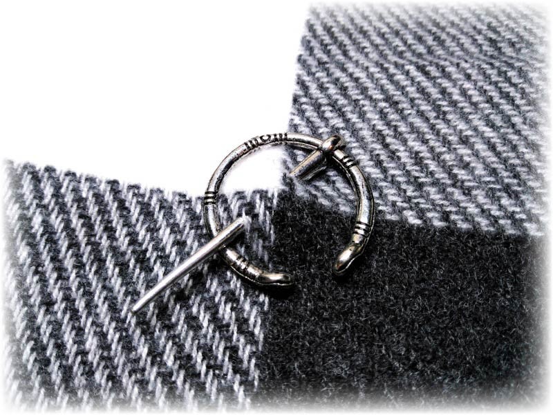 Remplacez vos boutons par une broche fibule au design intemporel.