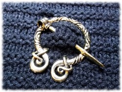 Golden fibula brooch medieval cosplay costume accessory Celtic Irish Viking Nordic jewelry Quimperlé Brittany