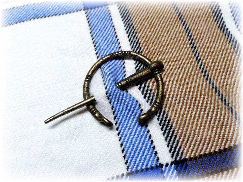 Complétez votre tenue de seigneur ou de paysan avec une fibule médiévale.