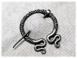 Broche fibule pénannulaire celtique avec serpents étain accessoire celte viking costume médiéval cosplay à Quimperlé Bretagne