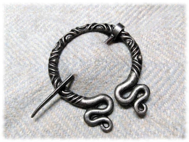 La broche wicca : un cercle de protection draconique à piquer sur votre robe.