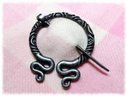 Broche fibule pénannulaire celtique avec serpents étain accessoire celte viking costume médiéval cosplay à Quimperlé Bretagne