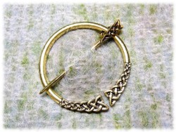 Gold Celtic penannular fibula brooch with knotworks Celtic Viking accessory medieval outfit tartan plaid scottish irish