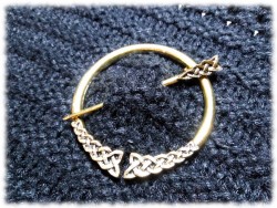 Gold Celtic penannular fibula brooch with knotworks Celtic Viking accessory medieval outfit tartan plaid scottish irish