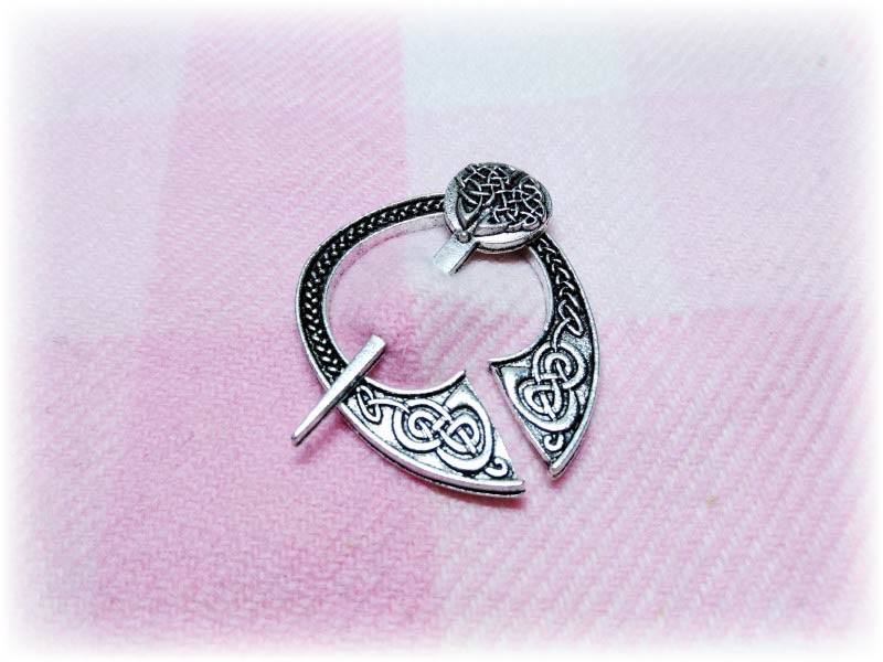 Échangez une broche celtique en gage de fidélité au sein du clan.