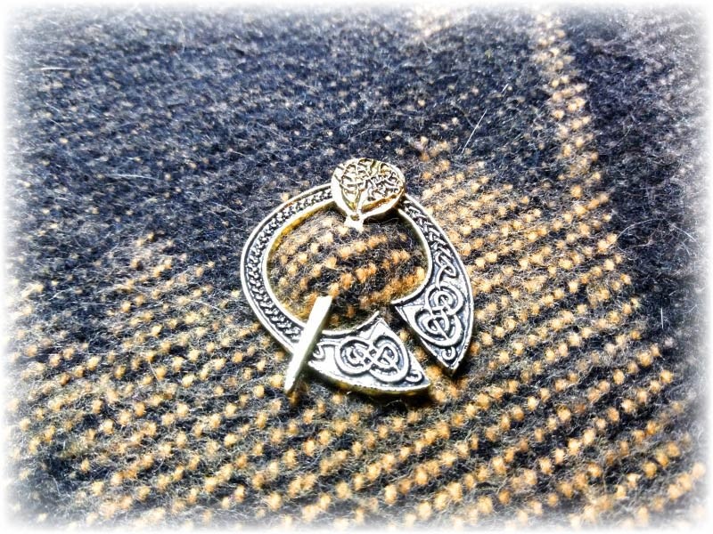 Sublimer une robe de mariée d'inspiration médiévale avec l'éclat du doré celtique