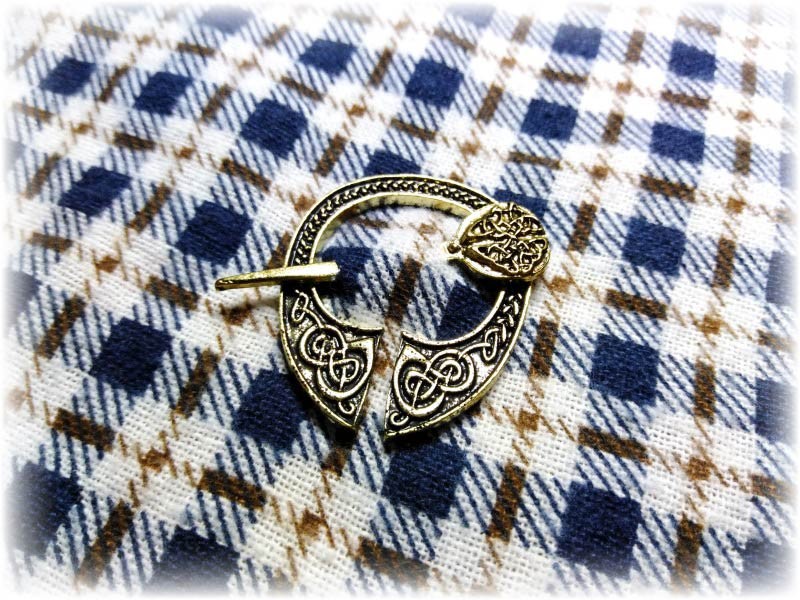 Détail de costume : la fibule médiévale, l'atout charme de votre personnage de taverne.