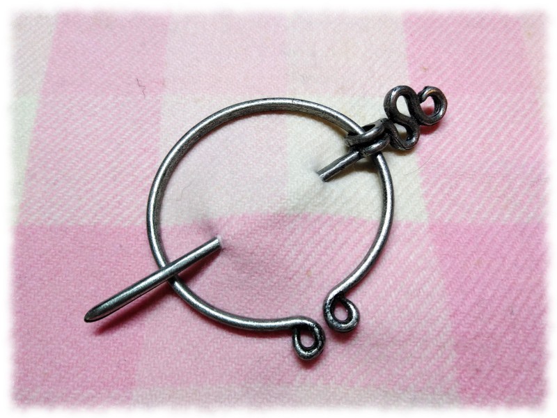 Style Dark Fantasy : l'éclat brut du métal pour vos tenues inspirées de l'univers Witcher.