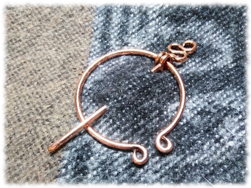 Voyagez vers la Terre du Milieu avec une attache de cape digne d'un rôdeur du Nord.