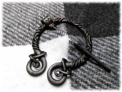 Broche fibule pénannulaire celtique avec serpents étain accessoire celte cosplay viking nordique costume médiéval Bretagne