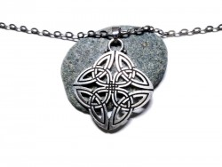 Collier & pendentif argent quatre triquètres entrelacés, bijou celtique & wicca à Quimperlé, triquetra wiccan triquètre celte