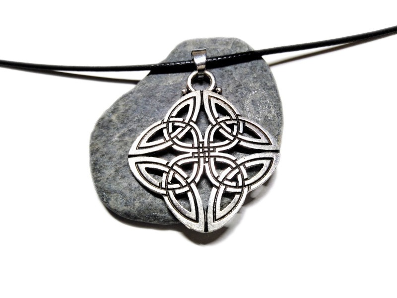 Collier noir & Quatre triquètres entrelacés ou nœud quaternaire, bijou breton celtique et paganisme celte wicca