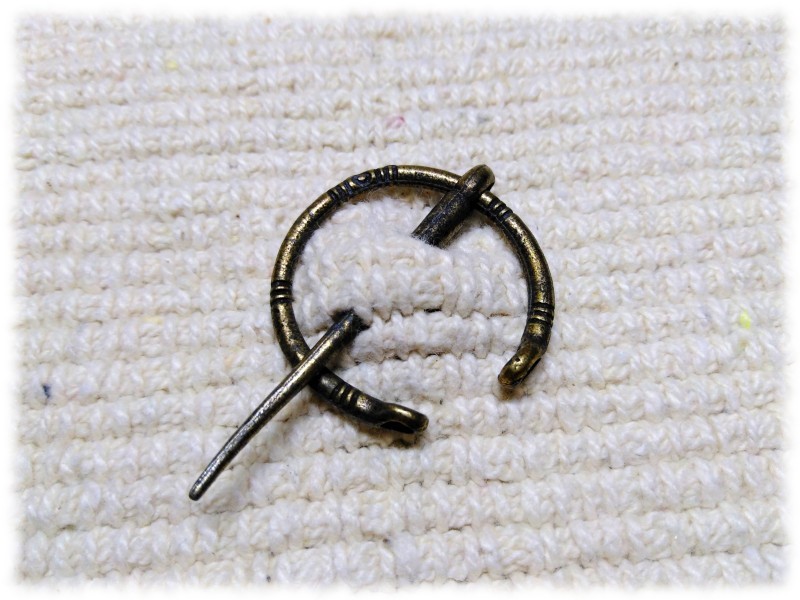 Osez le style néo-antique avec cette broche fibule minimaliste.