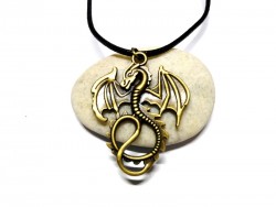 Dragon ailé, bijou fantasy idée cadeau enfant et adolescent à Quimperlé, collier & pendentif bronze, cordon noir