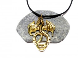 Dragon ailé, bijou fantasy idée cadeau enfant et adolescent à Quimperlé, collier & pendentif doré, cordon noir