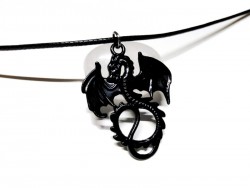 Dragon ailé, bijou fantasy idée cadeau enfant et adolescent à Quimperlé, collier & pendentif noir, cordon noir