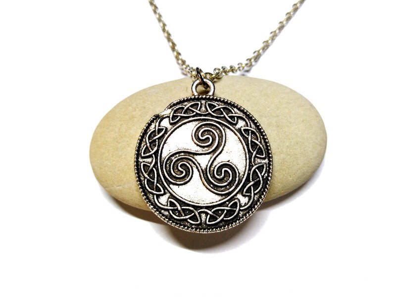 Collier & pendentif argent Triskell avec entrelacs, bijou celtique à Quimperlé, celte spirale paganisme amulette Bretagne