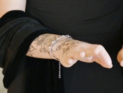 À la recherche d'un bijou qui vibre au rythme de votre âme ? Le cristal de roche révèle votre beauté authentique.