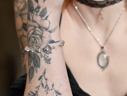 Sublimez votre style avec l'élégance et à la sophistication intemporelle et lumineuse du cristal de roche.
