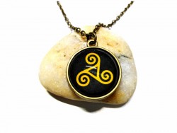 Exprimez votre amour pour la Bretagne avec ce bijou original symbole de votre connexion profonde avec cette région unique.