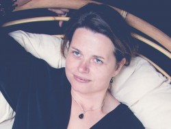L'obsidienne est un miroir de l'âme pour révéler les vérités cachées et un portail vers les dimensions subtiles.