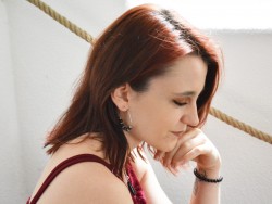 L'obsidienne est un miroir de l'âme pour révéler les vérités cachées et un portail vers les dimensions subtiles.