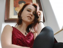 L'obsidienne est d'un éclat noir mystérieux qui captive le regard avec une profondeur insondable.