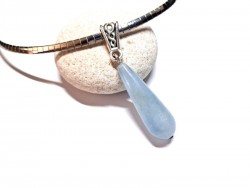 Offrez un bijou en aigue-marine, symbole de paix, de clarté et d’élégance intemporelle ou rétro boho chic. 