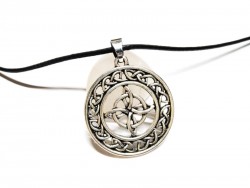 Au cœur du mystère, entrez dans le cercle des secrets avec notre pendentif, une énigme pour les âmes éveillées.