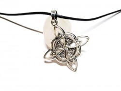 Au cœur du mystère, entrez dans le cercle des secrets avec notre pendentif, une énigme pour les âmes éveillées.