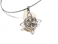 Un secret ancestral enfoui dans le silence : ce pendentif wiccan est pour celles qui osent chercher au-delà des apparences.