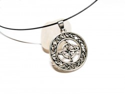 Un symbole énigmatique : le pendentif nœud de sorcière est un message pour celles qui entendent l’indicible.