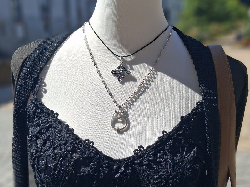 Layering bohème witchy-chic : combinaison de colliers avec Nœud de Sorcière protecteur et chouette nocturne