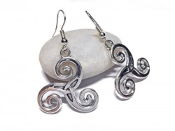 Bijou celtique argenté en forme de triskell avec triquètre central, boucles d'oreilles alliant symboles anciens et élégance contemporaine