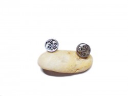 Puces d'oreilles triskell argentées en acier inoxydable 304, bijou minimaliste inspiré de la culture bretonne