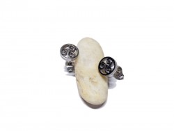 Clous d'oreilles triskell en acier 304 inoxydable hypoallergénique, puces légères au motif breton traditionnel, bijoux durables pour une utilisation régulière.