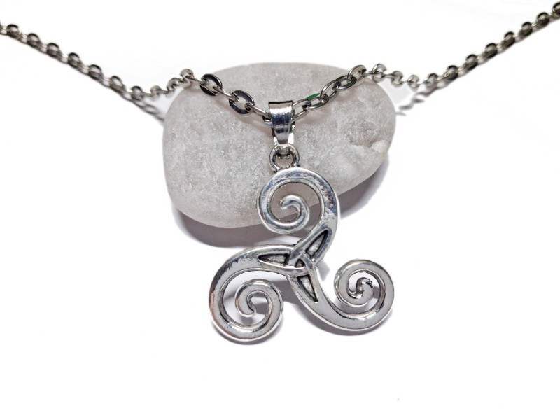 Pendentif triskell avec noeud de triquètre sur une grosse chaîne masculine : la force du symbole dans un bijou soigné