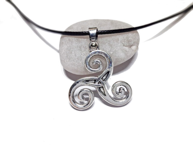 Affirmez vos racines avec un bijou au pendentif de triskèle qui célèbre la richesse de la culture bretonne celtique.