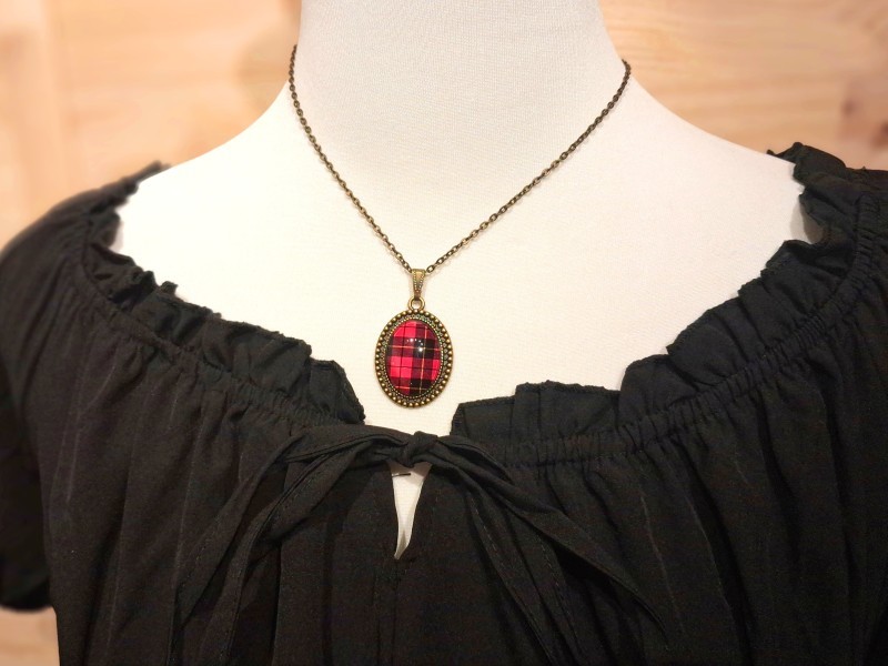 Une sélection de bijoux en tartan pour un style noble et structuré.