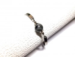 Mon bracelet en labradorite agit comme un bouclier qui renvoie les énergies négatives à la terre.