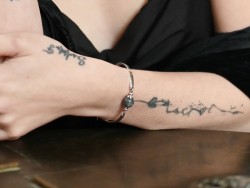 Je me sens en parfaite sécurité dans mon corps et dans mon esprit avec mon bracelet en labradorite.