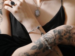 Chaque reflet de la perle de labradorite de mon bracelet renforce ma barrière énergétique.