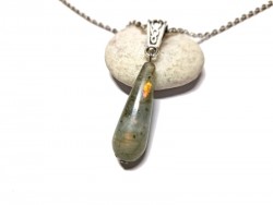 Illuminez votre tenue : les éclats métalliques de labradorite apportent une touche mystérieuse et chic à tous vos looks.