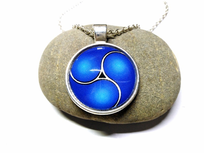Collier argent, pendentif Triple spirale celtique bleue