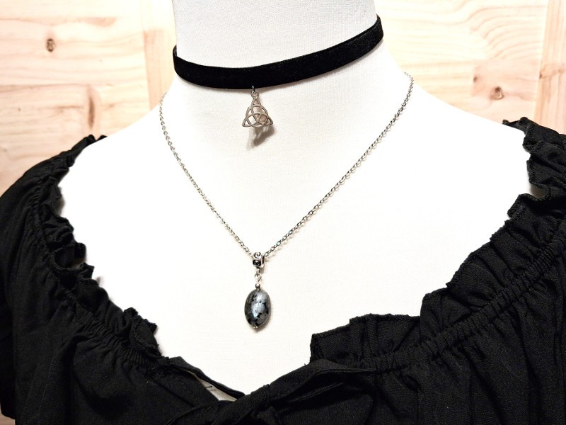 Ses irisations rappellent les nébuleuses lointaines : un bijou avec de la labradorite qui capture l'essence même du cosmos à votre cou.