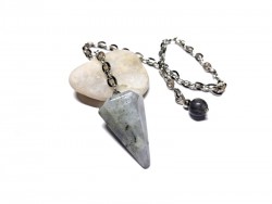 Les reflets changeants du pendule en labradorite révèlent tous les secrets cachés sous la surface.
