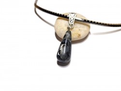 Une goutte de labradorite radieuse pour habiller votre peau d'un voile de lumière bleutée : l'élégance à fleur de soi.